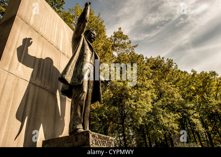 WASHINGTON, D.C. – das Theodore Roosevelt Memorial steht auf Theodore Roosevelt Island im Potomac River und wirft einen Schatten über die plaza. Das 1967 geweihte Denkmal ehrt den 26. Präsidenten der Vereinigten Staaten mit einer 17 Fuß hohen Bronzestatue, die vom Bildhauer Paul Manship entworfen wurde. Roosevelt Island, ehemals Mason's Island, wird vom National Park Service verwaltet und dient als lebendiges Denkmal mit seiner natürlichen Waldlandschaft, die Roosevelts Naturschutzerbe und Engagement für den Erhalt der natürlichen Ressourcen Amerikas widerspiegelt. Stockfoto