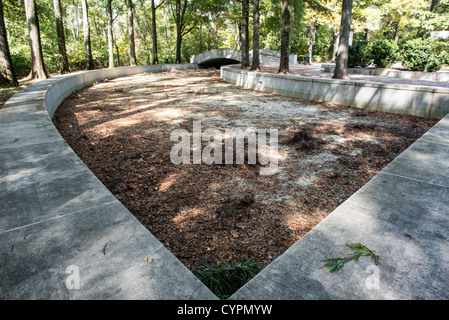 ARLINGTON, Virginia – das Theodore Roosevelt Memorial ist eine ruhige Insel inmitten des Potomac River. Das bewaldete 88 Hektar große Gelände, das über eine Fußgängerbrücke zugänglich ist, zeigt eine Statue des 26. Präsidenten, umgeben von Granittafeln mit seinen bemerkenswerten Zitaten. Stockfoto