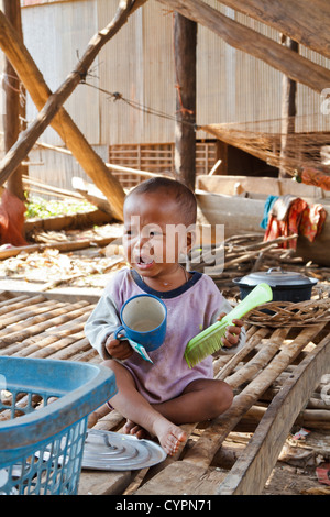 Sehr unglücklich kleinen Jungen in die Stelzenläufer Dorf Kampong Khleang im Norden von Kambodscha Stockfoto