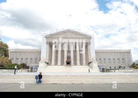 Renovierung des Obersten Gerichtshofs Washington DC | WASHINGTON D.C., Vereinigte Staaten — Das Gebäude des Obersten Gerichtshofs der Vereinigten Staaten, eingehüllt in Gerüste und eine lebensgroße gedruckte Projektion seiner eigenen Fassade, wird auf dem Capitol Hill einer äußeren Renovierung unterzogen. Das Gebäude wurde 1935 nach einem Entwurf von Cass Gilbert fertiggestellt; die Restaurierung von 2012 befasste sich mit der Marmorfassade und dem Dach, während das vertraute Bild des Gerichtsgebäudes für die Besucher unten sichtbar blieb. Stockfoto