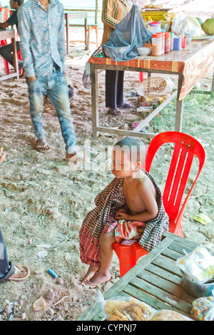 Sehr unglücklich kleinen Jungen in die Stelzenläufer Dorf Kampong Khleang im Norden von Kambodscha Stockfoto