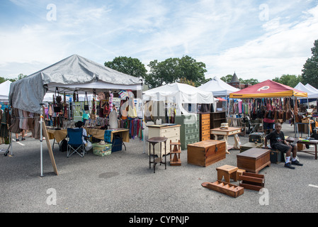 Eastern Market Flea Market Vintage Furniture Washington DC / WASHINGTON DC – Vintage-Möbel werden auf dem Eastern Market Flohmarkt zum Verkauf angeboten, einem beliebten Wochenendziel für Einheimische und Besucher, die Antiquitäten, Sammlerstücke und einzigartige Möbel suchen. Die Wochenendmärkte entlang der 7th Street SE ergänzen die historische South Hall, in der seit der Fertigstellung des Gebäudes im Jahr 1873 Lebensmittelhändler untergebracht sind. Der Eastern Market ist der älteste kontinuierlich funktionierende öffentliche Lebensmittelmarkt in Washington DC, und an Wochenenden wächst sein Fußabdruck mit Bauern, Flohen und Kunst-und-cr Stockfoto