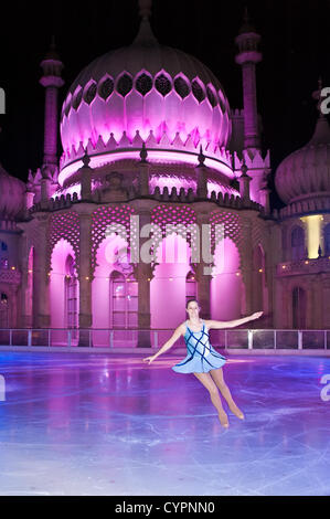 Brighton, UK. 8. November 2012. Britischer Eiskunstläufer Kirstie Newbrook nimmt auf dem Eis vor einen wunderschön beleuchteten Brighton Pavillon als die Eisbahn in Brighton öffnet 8. November 2012 Phot Credit: Julia Claxton/Alamy Live News Stockfoto