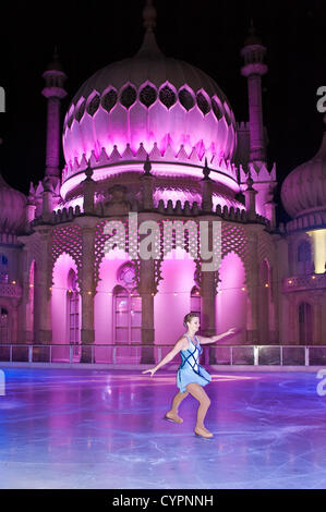 Brighton, UK. 8. November 2012. Britischer Eiskunstläufer Kirstie Newbrook nimmt auf dem Eis vor einen wunderschön beleuchteten Brighton Pavillon als die Eisbahn in Brighton öffnet 8. November 2012 Phot Credit: Julia Claxton/Alamy Live News Stockfoto