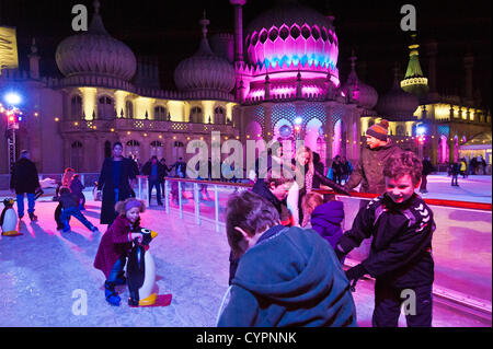 Brighton, UK. 8. November 2012. Skater aller Altersgruppen Spaß wie mit dem Zusatz von einer Eisbahn für den Winter, Brighton Royal Pavilion umgewandelt wird 8. November 2012 Phot Credit: Julia Claxton/Alamy Live News Stockfoto