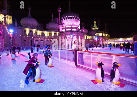 Brighton, UK. 8. November 2012. Skater aller Altersgruppen Spaß wie mit dem Zusatz von einer Eisbahn für den Winter, Brighton Royal Pavilion umgewandelt wird 8. November 2012 Phot Credit: Julia Claxton/Alamy Live News Stockfoto