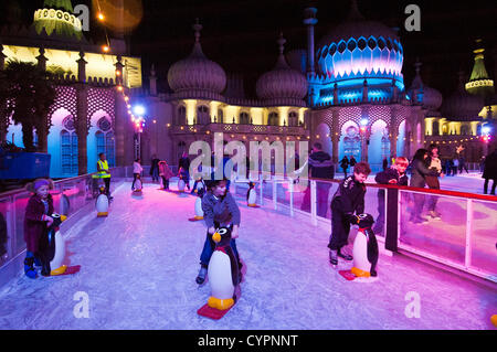 Brighton, UK. 8. November 2012. Skater aller Altersgruppen Spaß wie mit dem Zusatz von einer Eisbahn für den Winter, Brighton Royal Pavilion umgewandelt wird 8. November 2012 Phot Credit: Julia Claxton/Alamy Live News Stockfoto