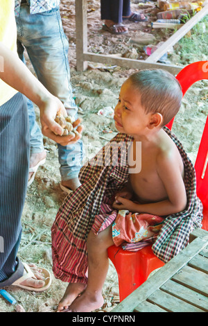 Sehr unglücklich kleinen Jungen in die Stelzenläufer Dorf Kampong Khleang im Norden von Kambodscha Stockfoto