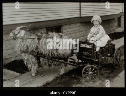 Junges Mädchen Sitze in Ziege Warenkorb, um 1930 Stockfoto