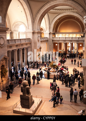 NEW YORK, USA – das Hauptfoyer des Metropolitan Museum of Art, auch bekannt als Met, befindet sich an der Fifth Avenue in New York City. Der große Eingang besticht durch neoklassizistische Architektur mit hoch aufragenden Säulen und gewölbten Decken, die Besucher eines der weltweit bekanntesten Kunstmuseen willkommen heißen. Stockfoto