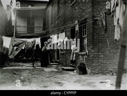 Wohnhaus mit Wäsche hängen im Hinterhof, Pittsburgh, Pennsylvania, USA, 1907 Stockfoto