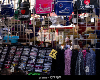 Stall Portobello Road verkauft Modeartikel. Sonnenbrillen, Taschen. Stockfoto