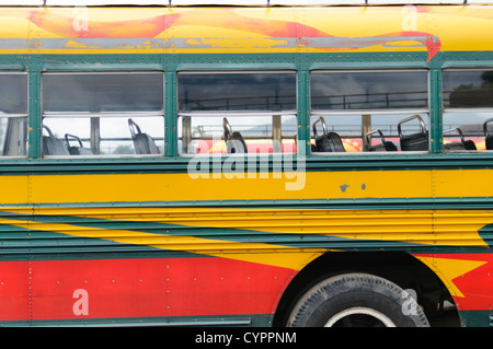 Seite Detail ein Huhn Busse hinter dem Mercado Municipal (Stadtmarkt) in Antigua, Guatemala. Aus diesem umfangreichen zentralen Busbahnhof strahlenförmig der Routen in Guatemala. Oft bunt bemalt, die Huhn-Busse sind nachgerüsteten amerikanische Schulbusse und bieten ein günstiges Transportmittel im ganzen Land. Stockfoto