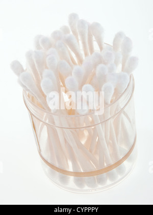 Bündel von Q-Tips in Glas und Tabelle Stockfoto