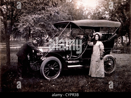 Frau stehend neben Maxwell Touring Car and Driver Cranking Motor, USA, 1908 Stockfoto