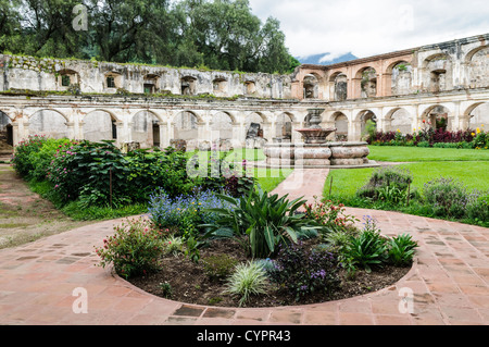 ANTIGUA, Guatemala – die verwitterten Ruinen des Klosters Santa Clara und der Kirche stehen als stille Zeugnisse der Kolonialgeschichte. Die prunkvolle Fassade und die zerbröckelnden Mauern vor dem Hintergrund üppiger Vegetation und fernen Vulkanen veranschaulichen die barocke Architektur und die seismischen Herausforderungen, die Antiguas UNESCO-Weltkulturerbe prägen. Stockfoto