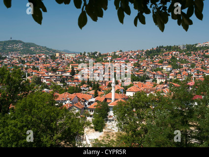 Ansicht der Häuser auf den Hügeln rund um Sarajevo, das Kapital Stadt von Bosnien und Herzegowina. Stockfoto