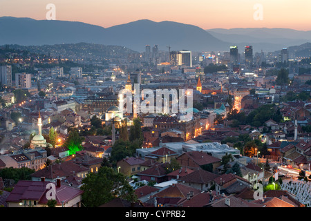 Abenddämmerung Ansicht von Sarajevo, das Kapital Stadt von Bosnien und Herzegowina. Stockfoto