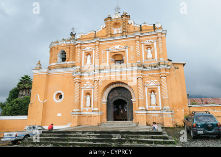 SAN PEDRO LAS HUERTAS, Guatemala – die gebrannte siennafarbene Iglesia en San Pedro las Huertas, etwa 15 Minuten von Antigua entfernt. Diese historische Kirche ist bekannt für ihre auffällige Farbe und die Kolonialarchitektur, was sie zu einem bemerkenswerten Wahrzeichen in der Region macht. Stockfoto