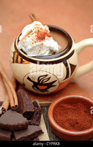 Mexikanische heiße Schokolade mit Zimtstangen und Schokolade Stockfoto