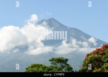 Volcan de Agua Antigua Guatemala // ANTIGUA GUATEMALA, Guatemala — Blick auf den Volcan de Agua, der teilweise von Wolken bedeckt ist, von Antigua Guatemala aus gesehen. Es ist einer von drei Vulkanen in der Nähe von Antigua. Stockfoto