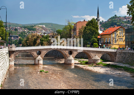 Die Latin Bridge, eine historische osmanische Brücke über den Fluss Miljacka in Sarajevo, Stockfoto