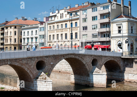 Die Latin Bridge, eine historische osmanische Brücke über den Fluss Miljacka in Sarajevo, Stockfoto