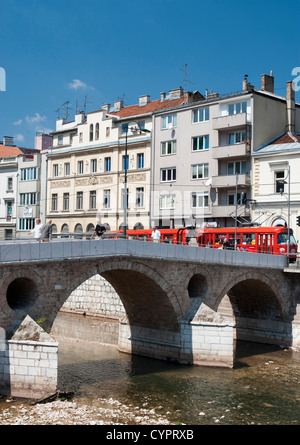 Die Latin Bridge, eine historische osmanische Brücke über den Fluss Miljacka in Sarajevo, Stockfoto