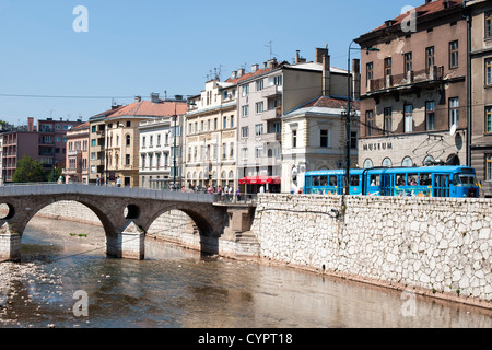 Die Latin Bridge, eine historische osmanische Brücke über den Fluss Miljacka in Sarajevo, Stockfoto