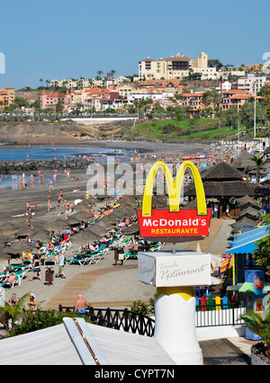 Ein Mcdonalds-Restaurant am Strand von Torviscas an der Costa Adeje auf Teneriffa, Kanarische Inseln. Stockfoto