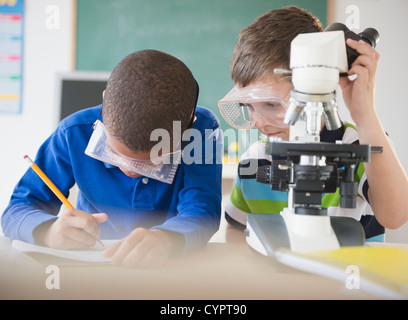 Schüler arbeiten zusammen im naturwissenschaftlichen Unterricht Stockfoto