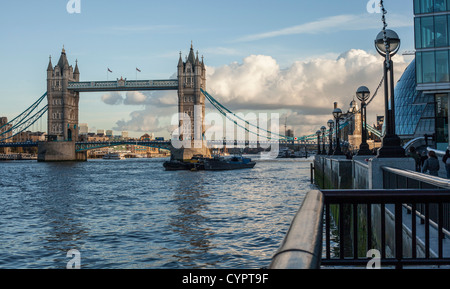 Ein Foto, die Tower Bridge verbindet, setzen die Themse und die City Hall vor blauem Himmel mit markanten Wolkenbildung Stockfoto