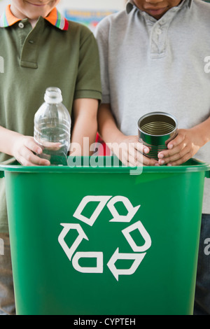 Jungen recycling zusammen Stockfoto