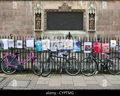 Fahrräder, lehnte sich gegen den Zaun außerhalb Great St. Mary's Kirche, Cambridge Stockfoto