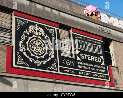 Straßenkunst vom Künstler Shepard Fairey produziert im Vorfeld seiner Ausstellung in Ost-London Stockfoto