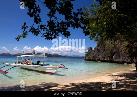 Banca Boot vor Anker am Sandstrand, Coron Island, Palawan, Philippinen Stockfoto