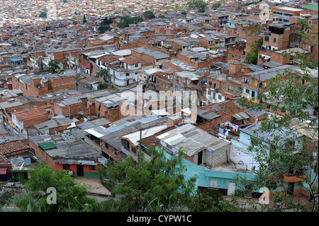 Hügel voll mehrstöckigen Häuser in einer Stadt armen Stadtteil von Medellin, Kolumbien, Südamerika. Stockfoto