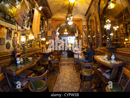 Innenraum des Zlatna Ribica (Goldfisch) Bar und Café in Sarajevo. Stockfoto