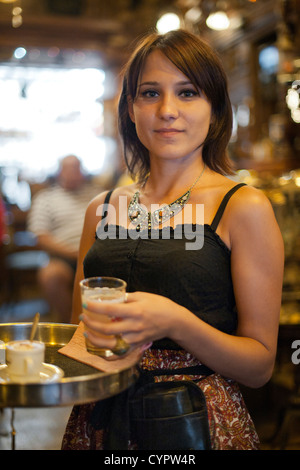 Kellnerin in der Zlatna Ribica (Goldfisch) Bar und Café in Sarajevo. Stockfoto