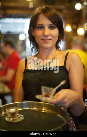 Kellnerin in der Zlatna Ribica (Goldfisch) Bar und Café in Sarajevo. Stockfoto