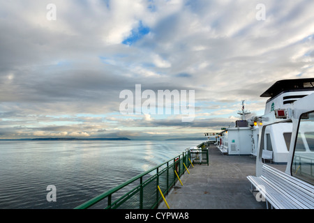 Washington State Ferry am Puget Sound zwischen Edmonds und Kingston in den frühen Morgenstunden, Washington, USA Stockfoto