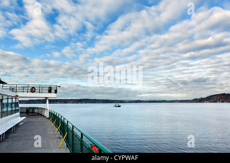 Angelboot/Fischerboot vor Olympic Halbinsel gesehen von Washington State Ferry, Puget Sound zwischen Edmonds und Kingston, Washington, USA Stockfoto