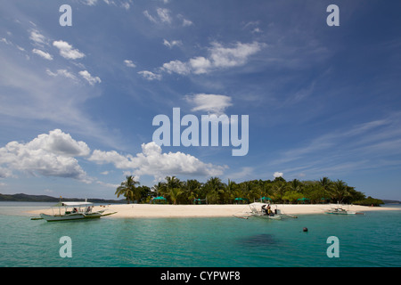 Philippine Banca Boote vertäut entlang der Ufer des Pass Insel Coron, Palawan, Philippinen Stockfoto