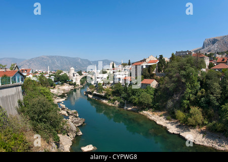 Das Dorf von Mostar und seine berühmten Stari die meisten "alten Brücke" über den Fluss Neretva in Bosnien und Herzegowina. Stockfoto