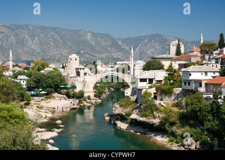 Die Stari Most "Alte Brücke" und Fluss Neretva in Mostar in Bosnien und Herzegowina. Stockfoto