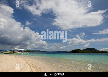 Ruhige Gewässer vor Pass Insel Coron, Philippinen Stockfoto