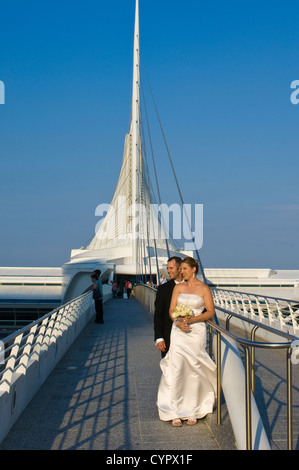 Hochzeitspaar im Quadracci Pavillon des Milwaukee Museum of Art, Milwaukee, Wisconsin. Stockfoto