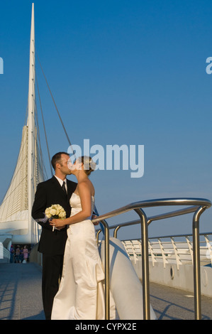 Hochzeitspaar im Quadracci Pavillon des Milwaukee Museum of Art, Milwaukee, Wisconsin. Stockfoto