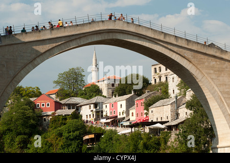 Die Stari Most alte Brücke in Mostar in Bosnien-Herzegowina. Stockfoto