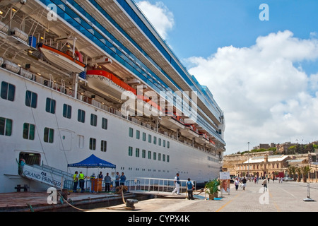 Kreuzfahrtschiff Grand Princess am Kai in Valetta, Malta Stockfoto